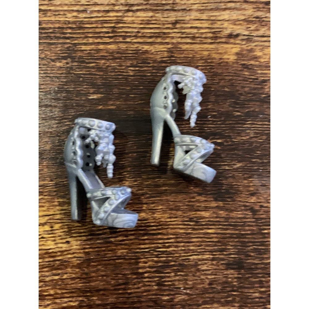 Barbie FASHIONISTAS FASHION FEVER MODEL MUSE SILVER Waterfall SPIKE SANDAL SHOES